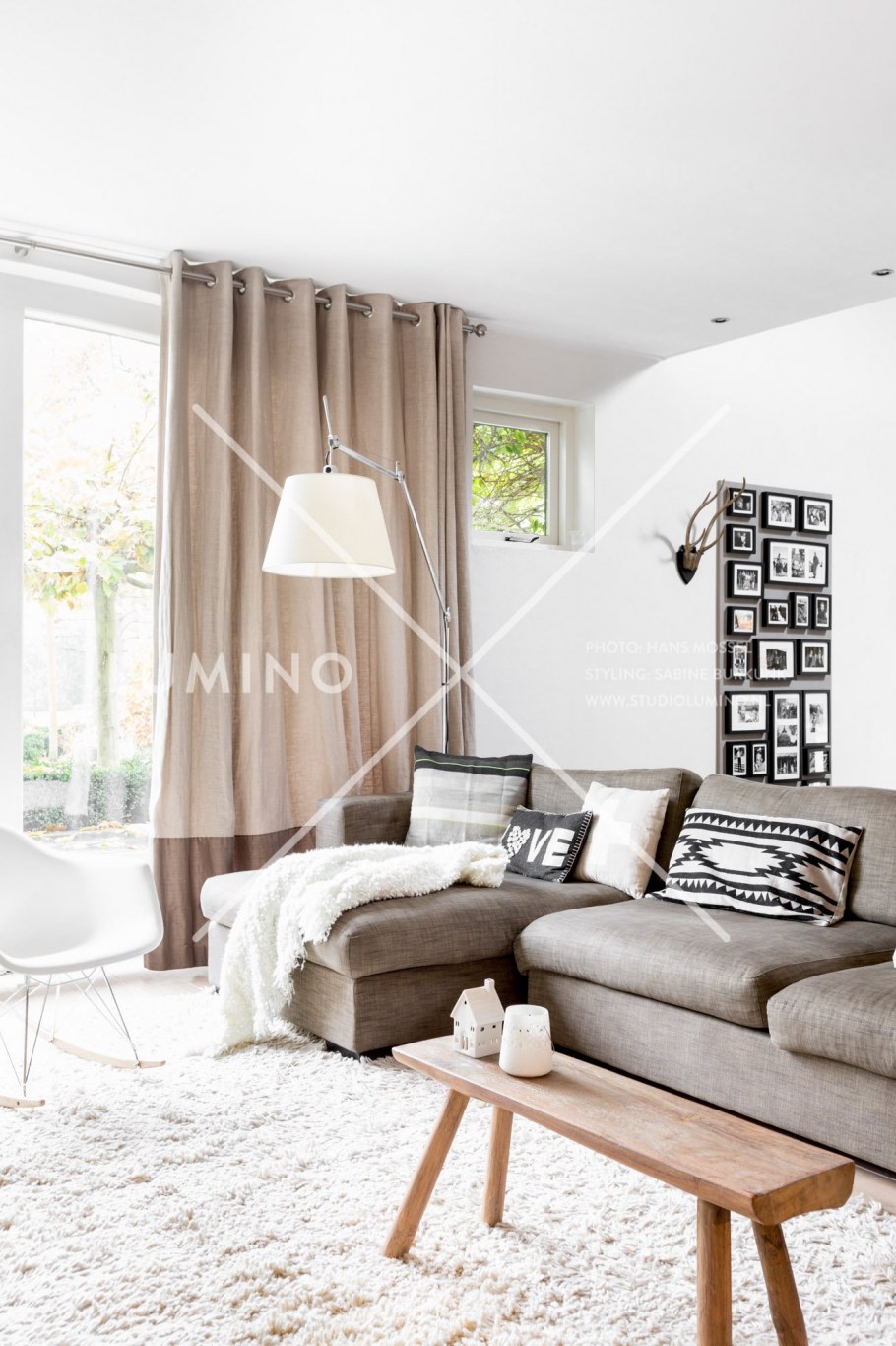 Серый диван в интерьере гостиной