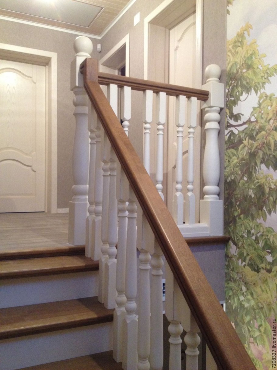 Лестница с белыми балясинами