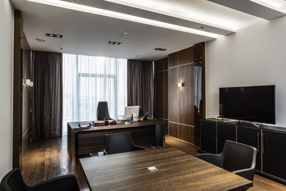 Кабинет директора с панорамными окнами