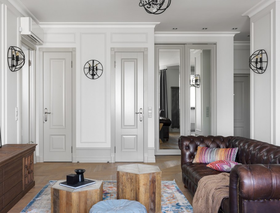 Бежевые стены и белый плинтус