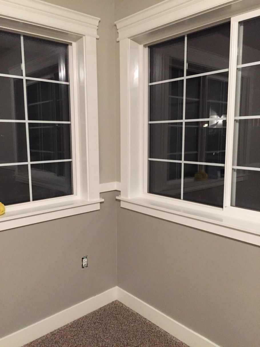 Отделка окон молдингами