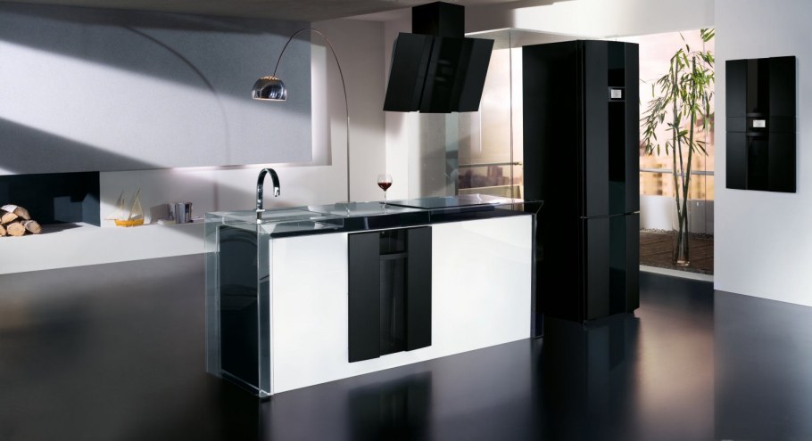 Кухня с черным холодильником