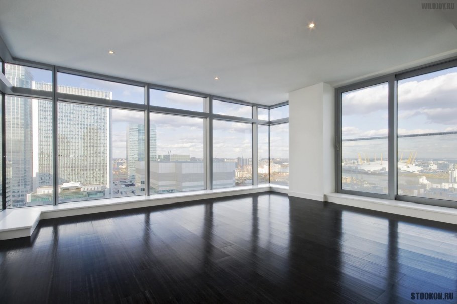 Гостиная с большими окнами