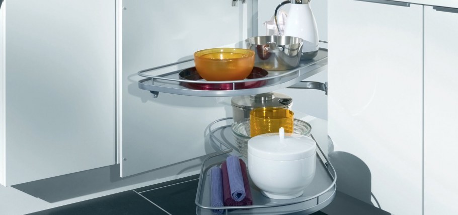 Верхние кухонные шкафчики внутри