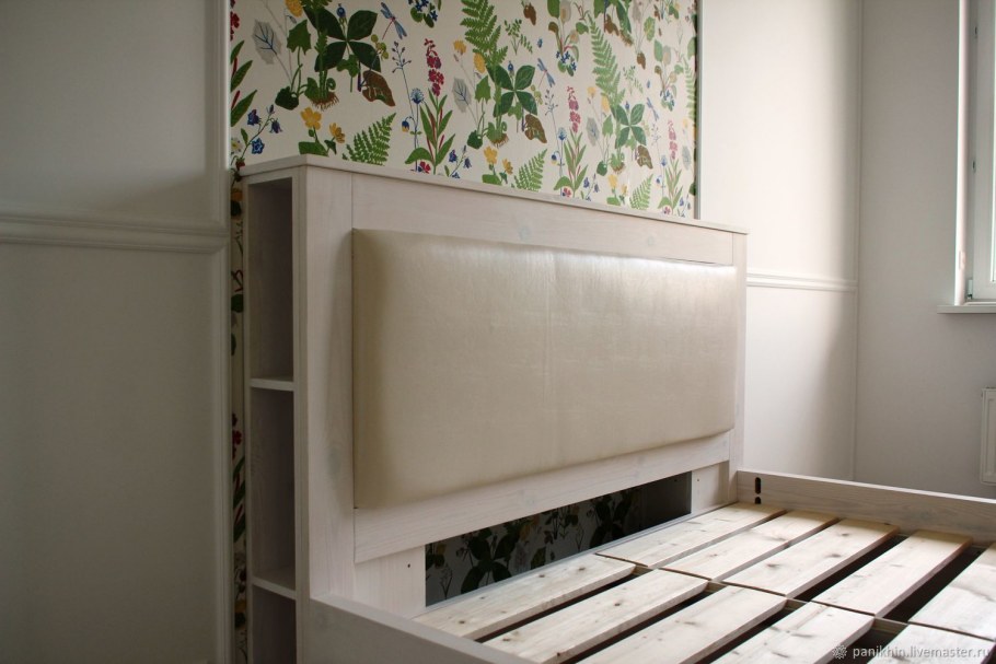 Кровать с полкой в изголовье