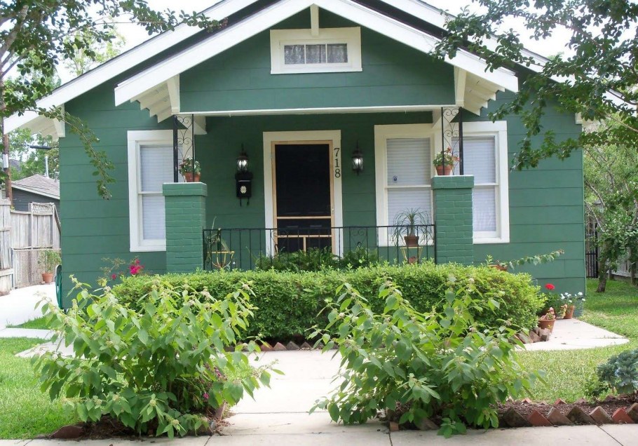 Зеленый дачный домик