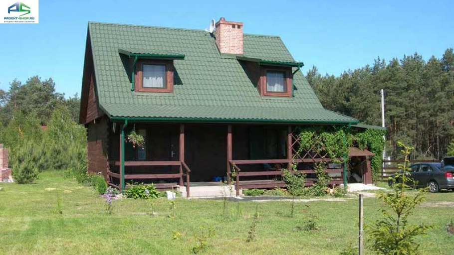 Дачный домик с зеленой крышей