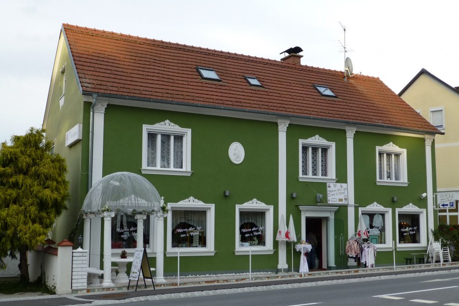 Дом с зеленым фасадом