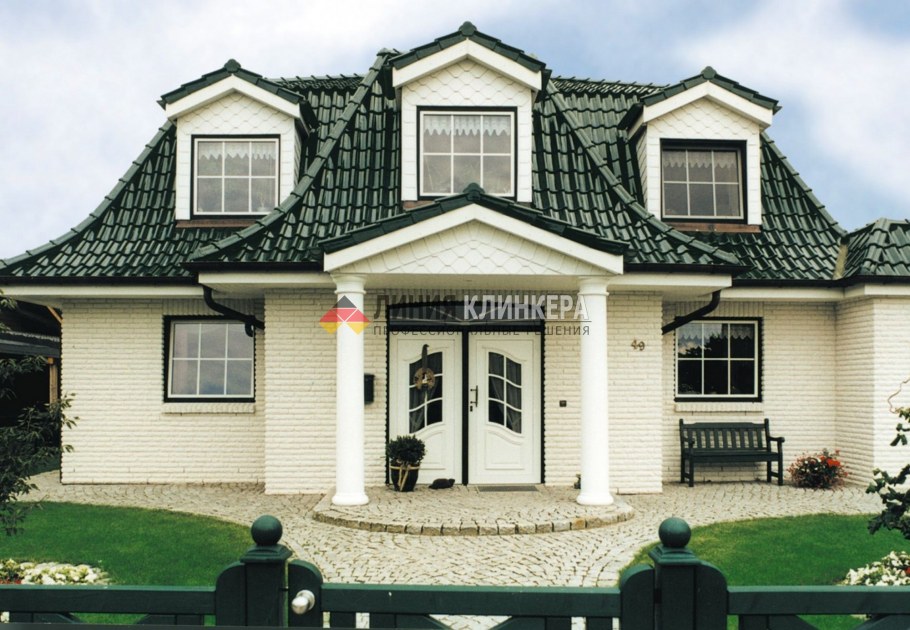 Красивый дом с зеленой крышей