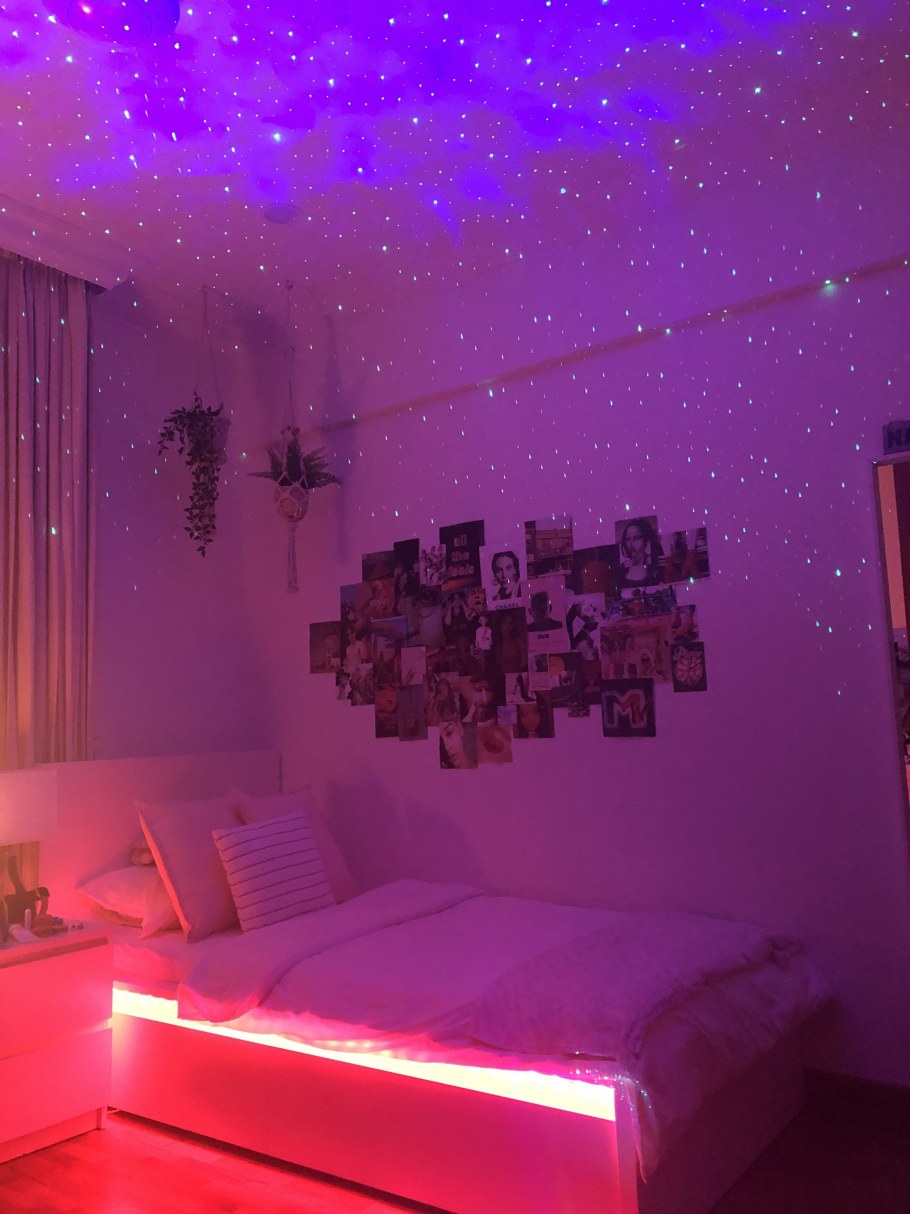 Комната с неоновой подсветкой для подростка