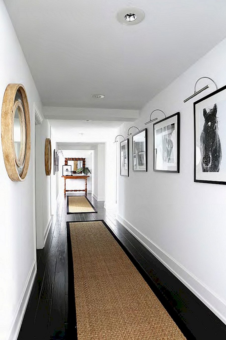 Картины в длинном коридоре