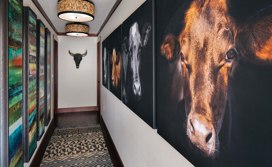 Картины в длинном коридоре