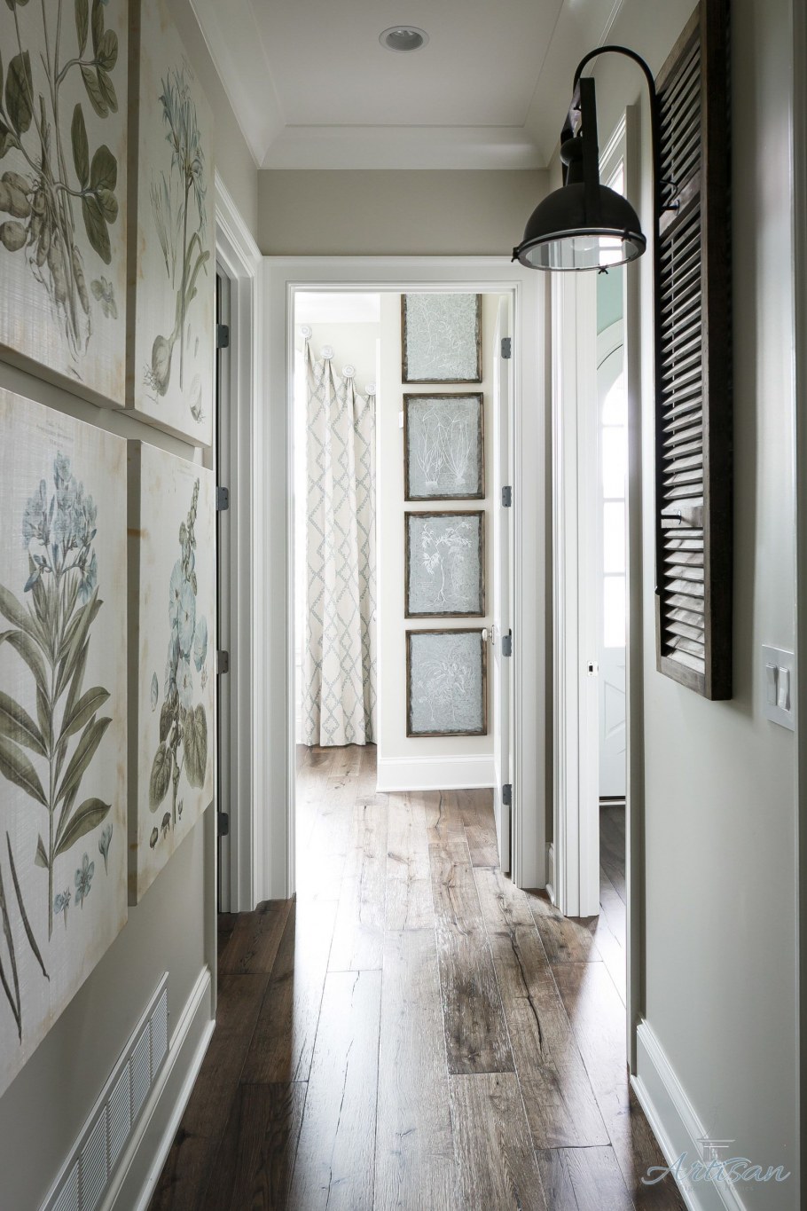 Узкое окно в коридоре