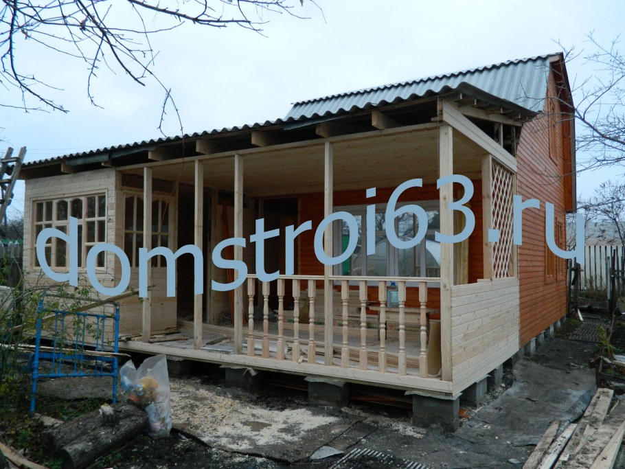 Пристройка к дачному дому с душем и туалетом и террасой