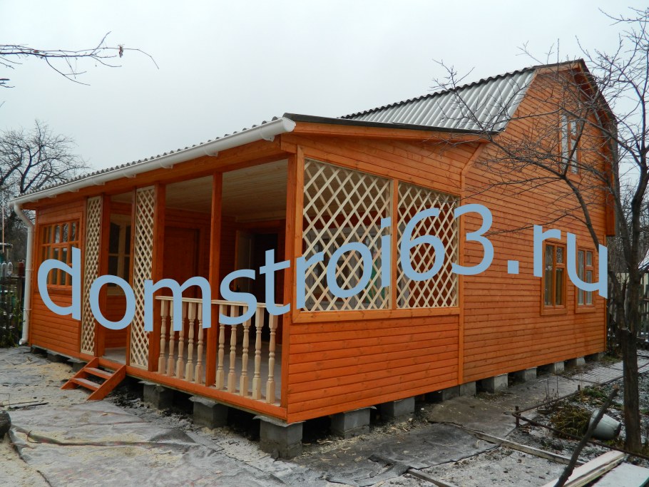 Терраса к дому из дерева полузакрытая