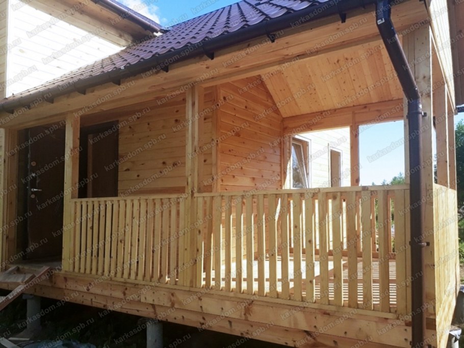 Каркасный дом с пристроенной верандой
