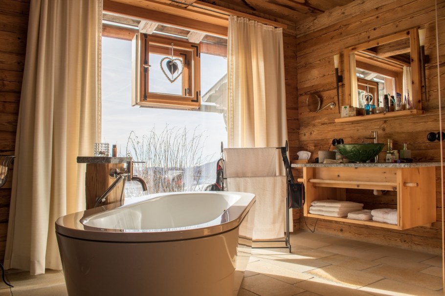 Стандартная ванная комната из дерева