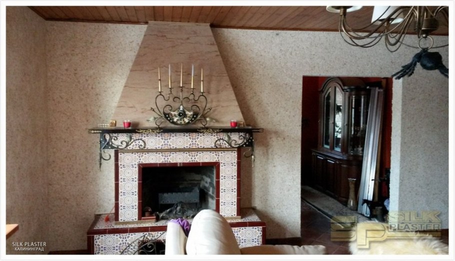 Камин жидкими обоями