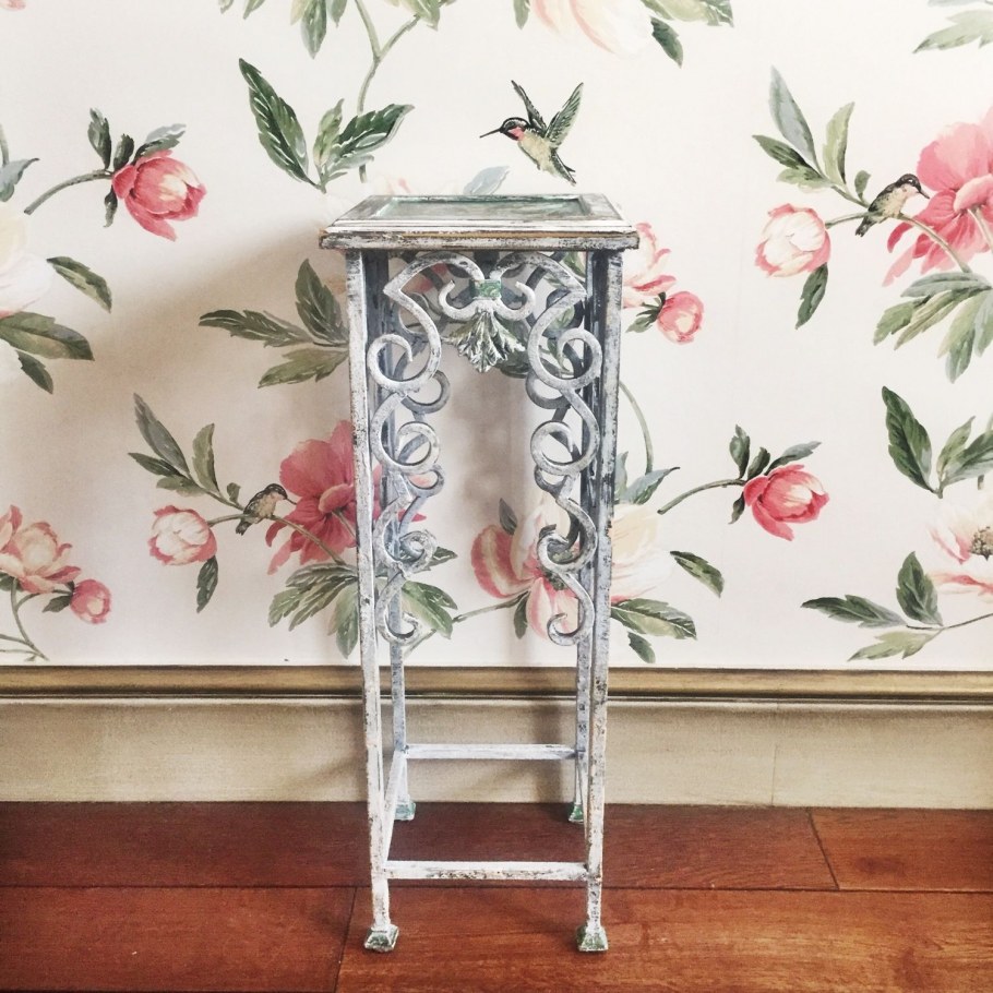 Интерьерный столик для телефона