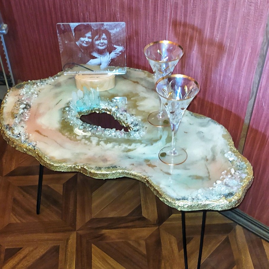 Столик из мрамора