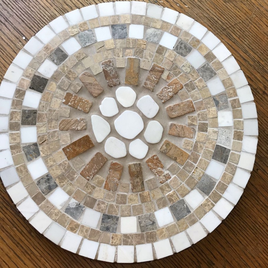 Столик из мозаики