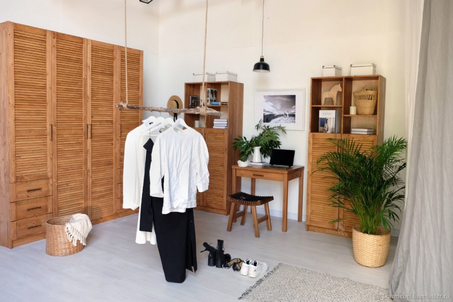 Ниша с жалюзийными дверцами