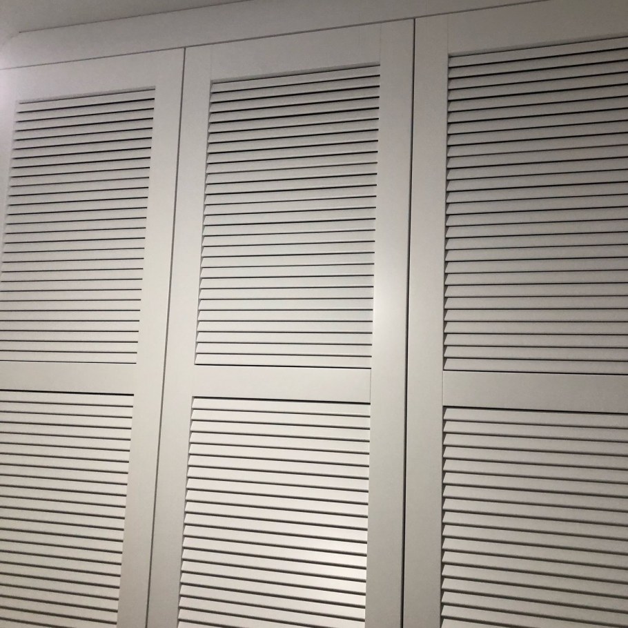 Шкаф с жалюзийными дверцами