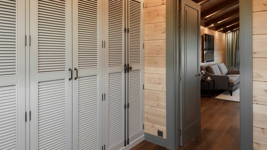 Шкаф с жалюзийными дверцами