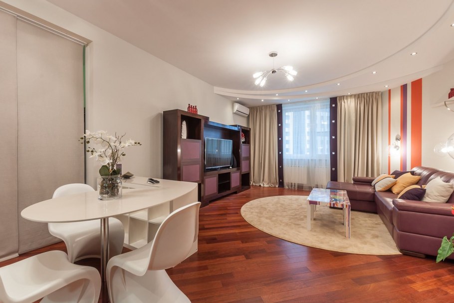 Двухуровневые потолки в гостиной с эркером