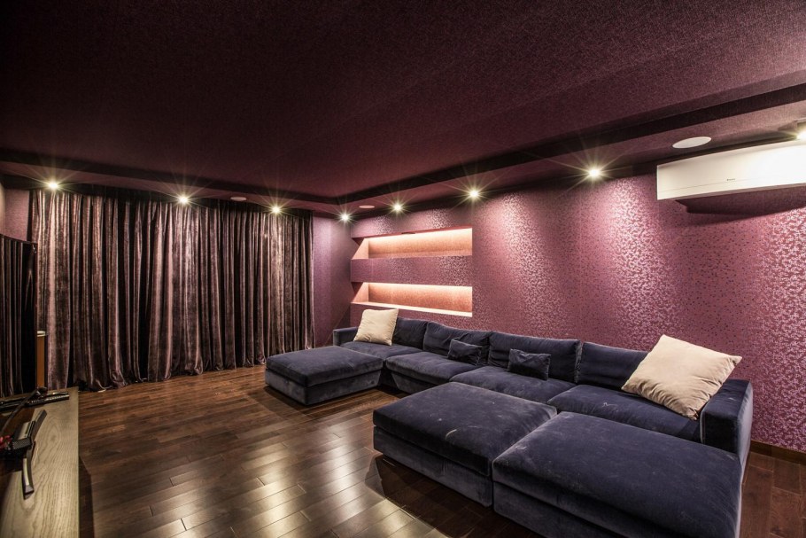 Комната с большим телевизором