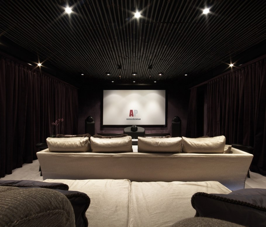 Интерьер домашнего кинотеатра в загородном доме
