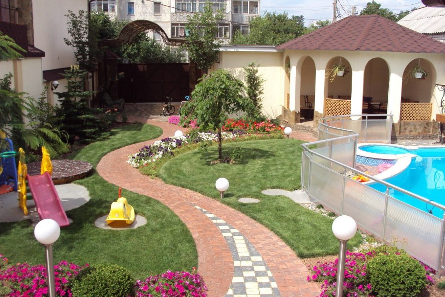 Двор с детской площадкой и бассейном