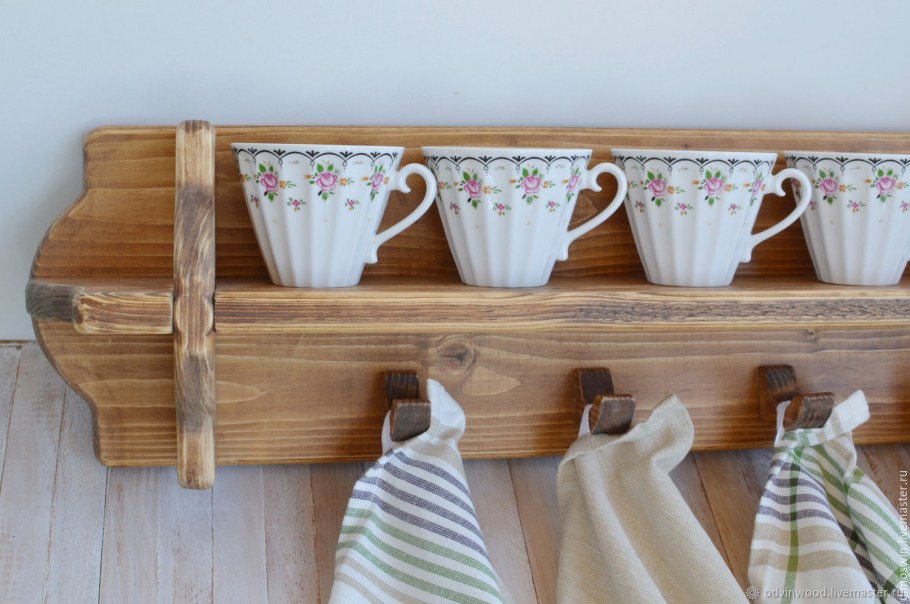 Полка для посуды в деревенском стиле