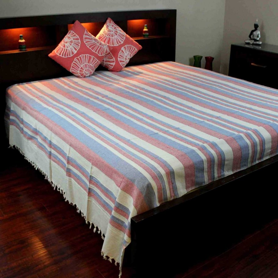 Постель в спальне интерьер