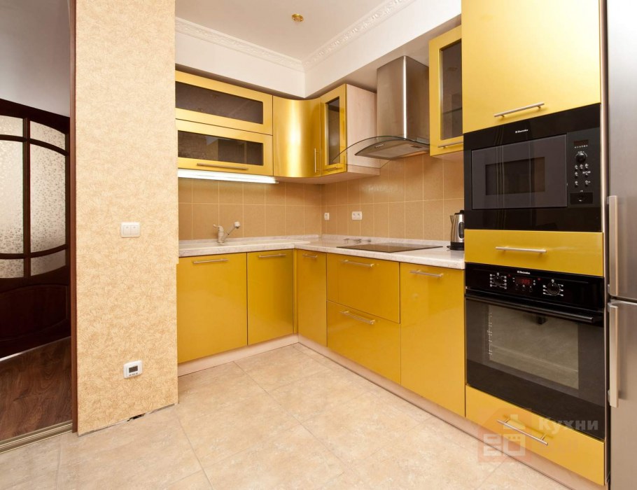 Золотистый кухонный гарнитур