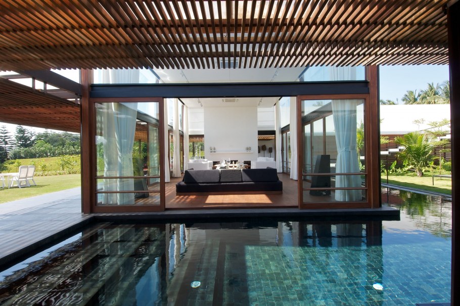 Крытый бассейн в современном стиле