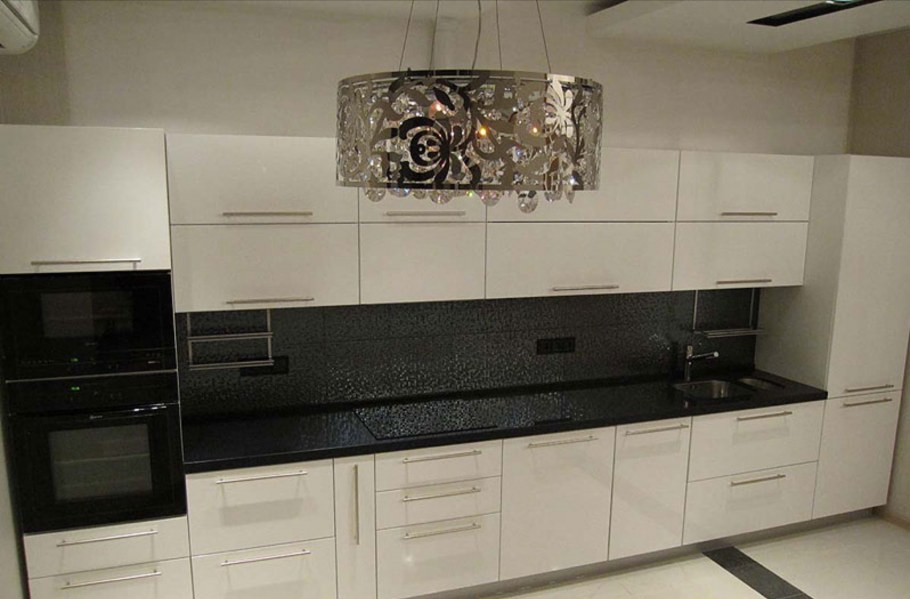 Кухня с черной столешницей