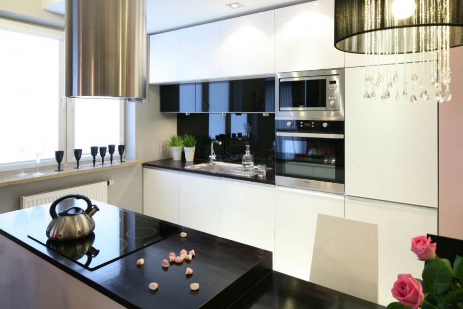 Белая кухня с черной столешницей