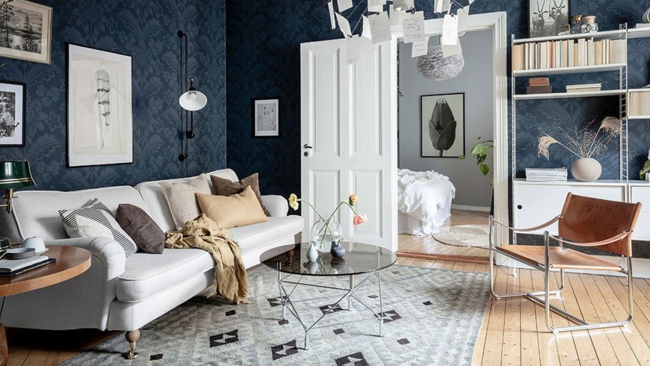 Гостиная в скандинавском стиле с темными обоими