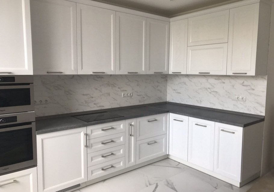 Кухня акцент черно-белая МДФ крашеная