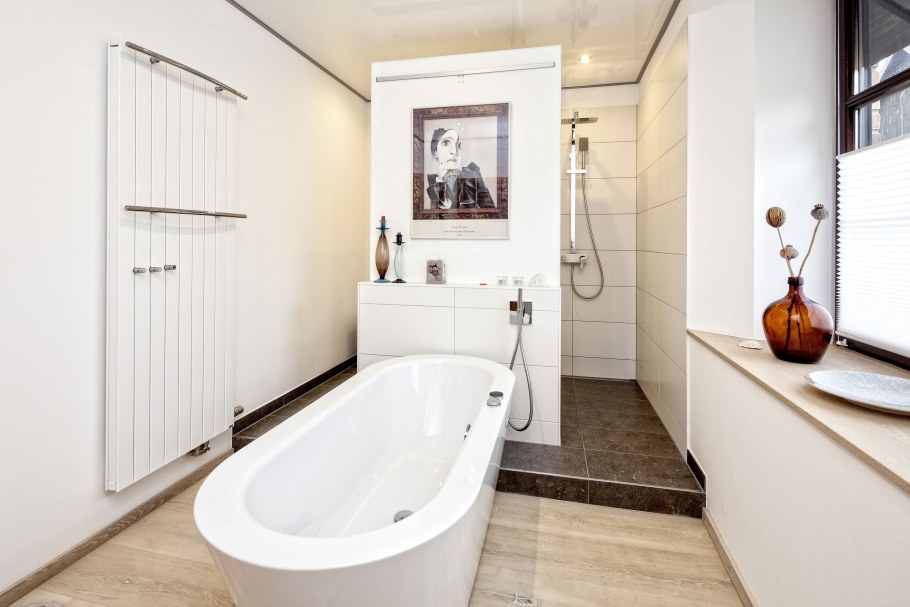 Санузел с угловой ванной в современном стиле