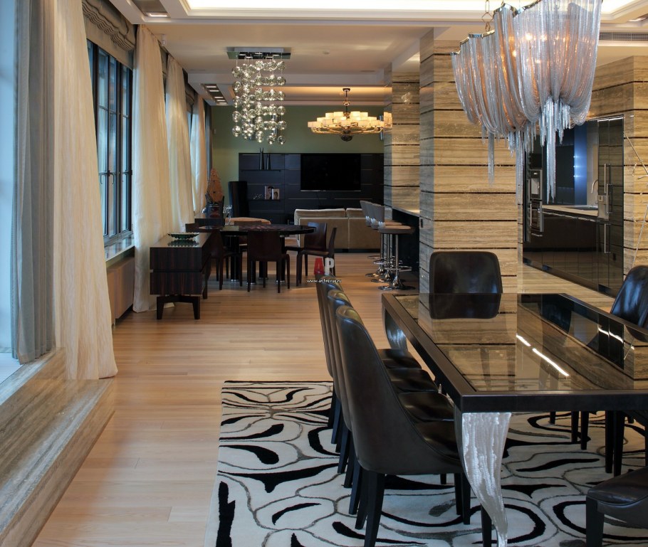 Столовая в загородном доме с панорамными окнами