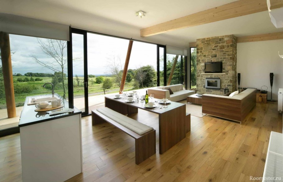 Кухня гостиная с большими окнами