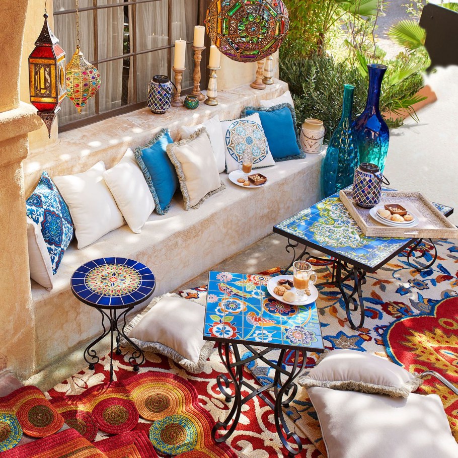 Гостиная в средиземноморском стиле в деревянном доме