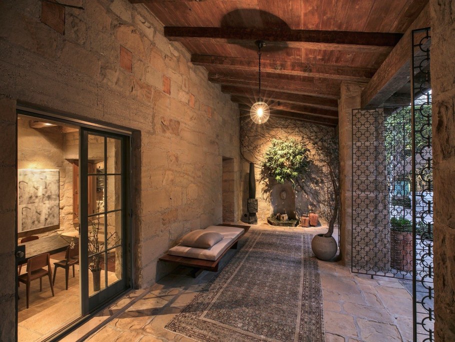 Каменный дом внутри