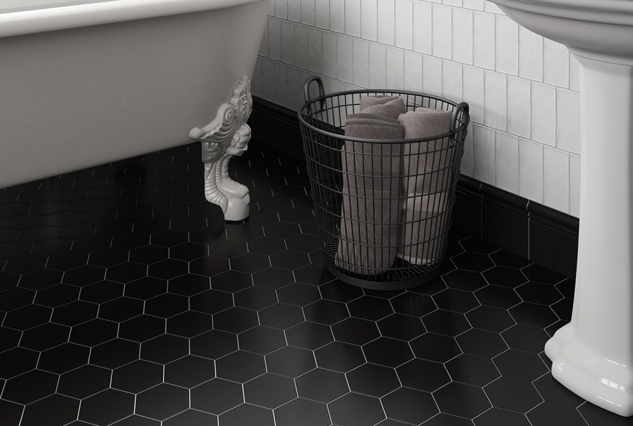 Ванная с белой плиткой и черной затиркой