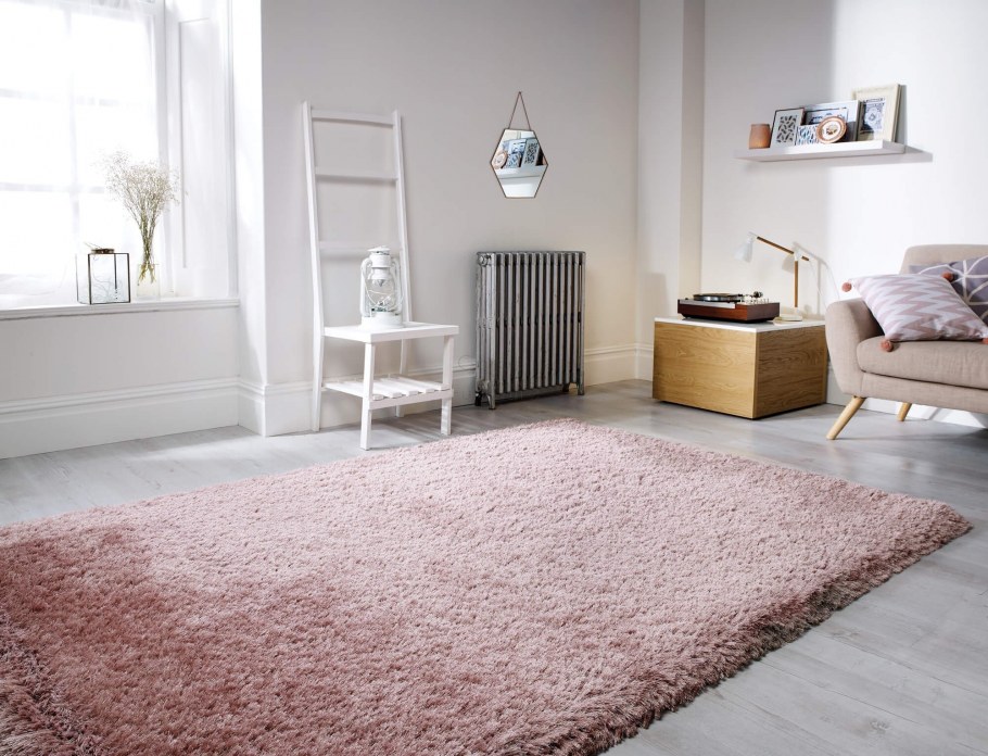 Розовый ковролин в интерьере