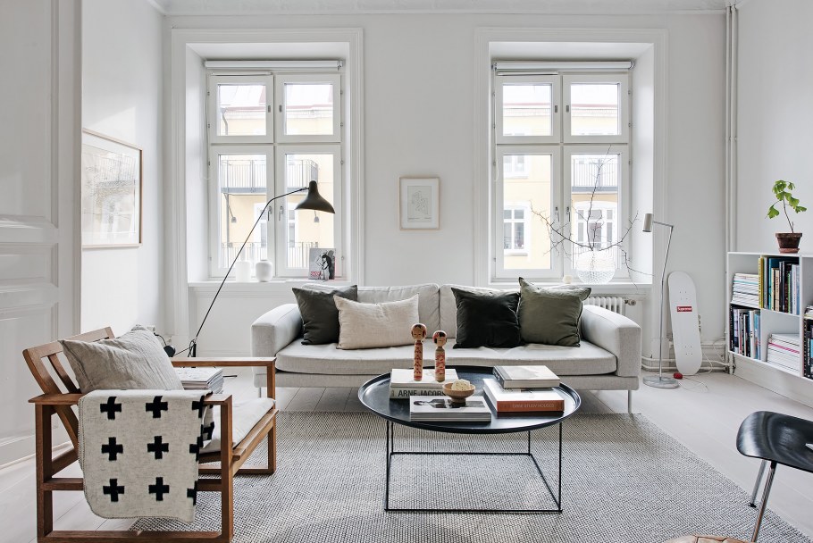 Комната с диваном и ковром