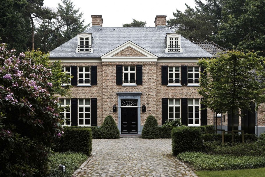 Особняк из красного кирпича