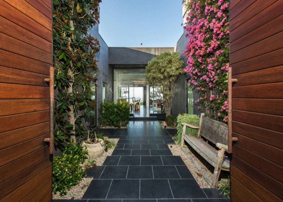 Узкий двор в частном доме